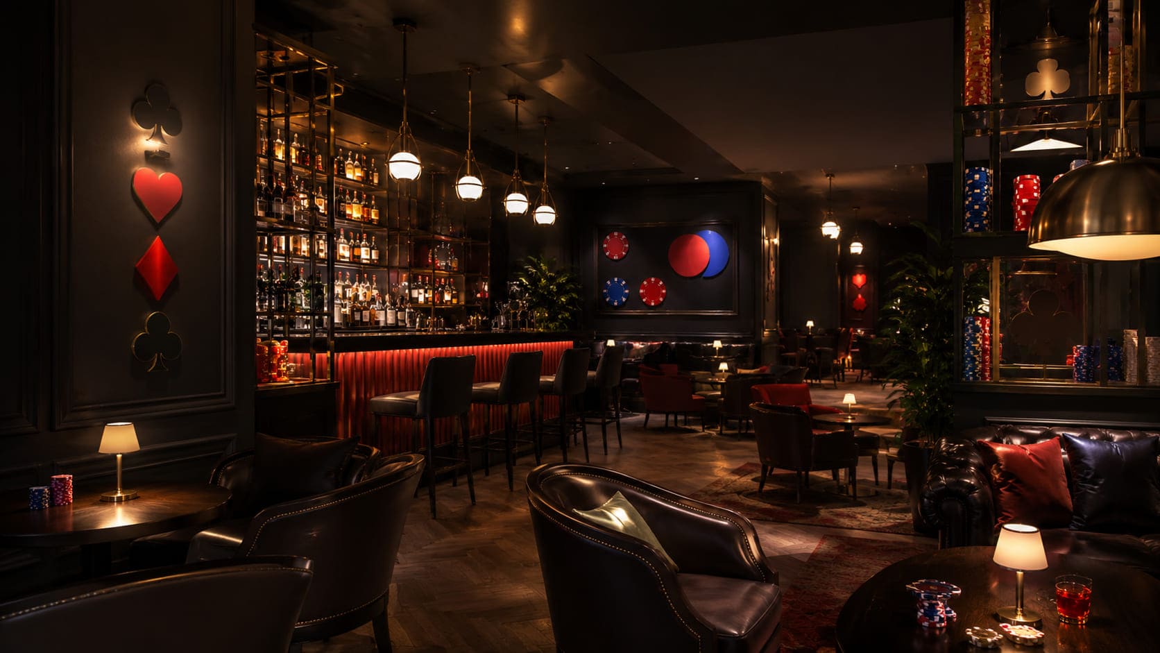 Kolaż wnętrza Noble Circle Club — bar, lounge i dekoracje z symbolami kart